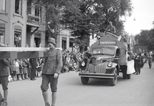 831703 Afbeelding van een wagen van de A.T.O. / Van Gend & Loos in de optocht ter gelegenheid van Koninginnedag, op de ...
